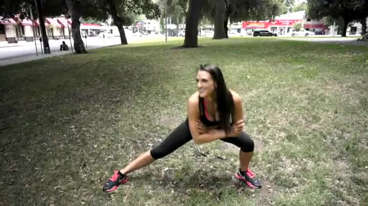 Sporty milf in skimpy workout clothes in a public park - Alpha Porno.